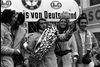 Jackie Stewart fejrer sejren i det tyske Grand Prix med sin kone og Francois Cevert (tv). (Arkovfoto)