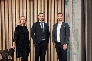 Fra højre er det Jakob Vedel (stifter og CEO i s360), Rune Bruun Hansen og Tina Hajkjær (stiftere af OnlinePartners). Foto: Anna Kring.
