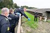 Flere steder i landet har rasende og desperate minkavlere afvist at åbne døren for veterinærmyndighederne, der skal aflive minkene. Med boltsakse har politiet tiltvunget sig adgang. Det ventes nu, at mere end 4 mio. mink skal aflives i kampen mod coronaudbruddene. Foto: Henning Bagger/Ritzau Scanpix
