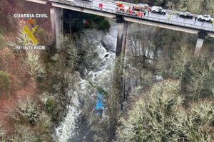 En bus styrtede i en flod i det nordvestlige Spanien juleaften. Redningsmandskab leder efter overlevende.