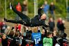 En glad FC Midtjylland-træner Glen Riddersholm bliver hyldet.