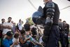 Politiet danner en blokade i den kroatiske by Torvanik.