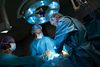 Skat beskattede en læge (ikke en af personerne på billedet) af det fulde vederlag for operationer på et privathospital, selv om hospitalet betalte pengene til lægens selskab.