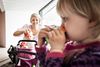 Mange danskere undlader fortsat at lade deres børn vaccinere mod mæslinger. Maria From Pedersen fra Hellerup er en af dem, der ikke har villet lade sin datter Viola vaccinere med MFR-vaccinen. Foto: Ditte Lysgaard Holm