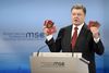 »Er det her fra russiske soldater, som er faret vild,« spurgte Ukraines præsident Petro Porosjenko og viste russiske pas foran de rullende kameraer. Foto: Tobias Hase/AP