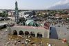 Kæmpebølger slog fredag ind over kysten i den nordøstlige del af øen Sulawesi og ramte blandt andet byen Palu, der har 350.000 indbyggere. Foto: Tatan Syuflana/AP