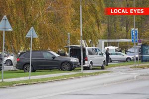 Politi undersøger torsdag en bombetrussel på Ryttervej i Svendborg og er massivt til stede. Der er hørt brag.