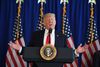 Marjorie Pritchard, der er en redaktørerne på Boston Globes ledersider, forklarer til CNN, at der er stor forskel på de medier, der har meddelt, at de skriver en leder rettet mod Donald Trump torsdag. Foto: Jim Watson/AP