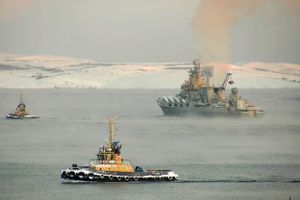 Hovedparten af verdens isbrydere er russiske, og Rusland er en militær sværvægter i Arktis med hovedbase i Severomorsk ved Murmansk, hvor der ligger masser af krigsskibe og ubåde. Eksperter mener dog ikke, at grønlænderne skal frygte en russisk invasion.