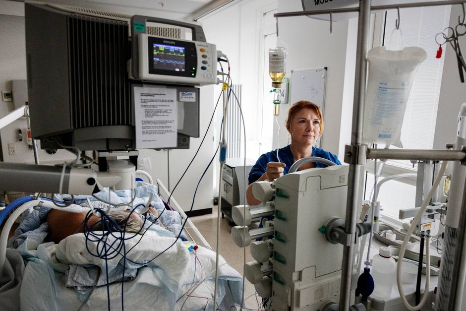 Aarhus Universitetshospital har i løbet af fire år registreret flere alvorlige svampeinfektioner og 21 dødsfald, som sygehuset ikke kan afvise skyldes indtrængende skimmelsvampesporer på patientstuerne. Men ud over at sygehuset har orienteret Region Midtjylland, har ingen myndigheder kendt til sagen. Nu kræver Styrelsen for Patientsikkerhed en redegørelse.