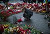 Buketter i massevis ved et monument for de faldne i kampene mellem demonstranter og politi i Kiev.