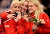 Fra venstre jubler Kristina Kristiansen, Maria Fisker og Ann Grete Nørgaard over bronzemedaljerne, og der blev også lige plads til et privatfoto. Foto Lars Poulsen/Polfoto