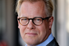 Enhedslisten vil ændre lovgivningen med tilbagevirkende kraft, så forsvarsminister og tidligere regionsrådsformand, Carl Holst (V), ikke længere kan modtage efterløn fra regionen.