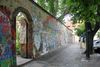 The Lennon Wall i Prag som den tager sig ud i dag, da den ligner de fleste vægge bemalet med spontan grafititi. Tidligere var den en væsentlig brik i tjekkernes modstand mod kommunismen. Foto: Uffe Christensen.