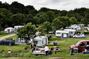 Der er stor efterspørgsel på campingpladser og -vogne til sommerferien i år, oplyser ejere og forhandlere. Det sker efter et forår med tilbagegang i branchen.