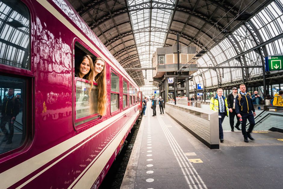 I Holland har Tui netop lanceret en rejse til Prag med nattog, men deres danske kolleger får næppe togrejser på programmet foreløbig. Mindre dansk rejseselskab melder samtidig om markant øget efterspørgsel på togrejser. 