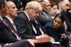 Den britiske indenrigsminister, Priti Patel, under en parlamentsdebat med premierminister Boris Johnson og udenrigsminister Dominic Raab. Foto: Jessica Taylor / UK PARLIAMENT / AFP