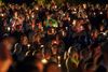 Efter massemordet samledes indbyggere i Roseburgs Stewart Park for at mindes ofrene på Umpqua Community College. Umiddelbart efter skyderierne var der tvivl om antallet af ofre. Først meddelte lokalt politi, at 15 var dræbt, efterfølgende blev dødstallet nedjusteret, men fredag eftermiddag sagde nogle medier, at der var ni døde, mens andre opgav tallet 10. Foto: Michael Sullivan/The News-Review/AP