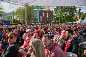 Kommunen siger nej til at støtte, men flere arrangører i Aarhus og Østjylland ser intet i vejen for at lægge skærm til visningen af verdensmesterskaberne i fodbold, der indledes i Qatar i weekenden.