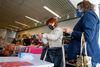 To kvinder med ansigtsmasker handler i en stofbutik i den tyske by Ludwigsburg. Foto: Thomas Kienzle/AFP