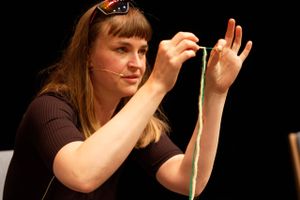 Der kommer kvinder fra nær og fjern til Musikhuset Aarhus tirsdag for at strikke sammen med Lærke Bagger og Christine Feldthaus og være en del af et fællesskab.