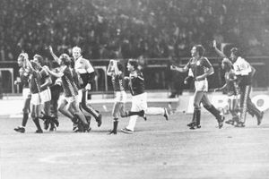Danmark vinder 1-0 over England på Wembley i 1983, og overhaler dermed England i kampen om at kvalificere sig til europamesterskabets slutrunde i Frankrig i 1984.  Foto: Erik Gleie