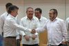De seneste fire år har Colombias præsident Juan Manuel Santos (tv.) og Farcs leder, Timoleon Jimenez, kendt som "Timochenko" forhandlet om fred i Havana, Cuba. Her ses de i 2015 sammen med Cubas præsident Raul Castro. Foto: Ramon Espinosa/AP