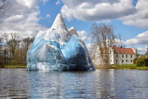 Der er danske islæt på flere spændende udstillinger, som kan opleves i nabolandet i juni måned. 
