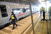 Hyllie Station er blevet opdelt med hegn, så en del af stationsarealet er pas-zone. For at undgå sammenblandingen af grænsekontrol og almindelige togtrafik foreslår svensk politi at flytte al grænsekontrol ud på en særlig holdeplads. Foto: Johan Nilsson/AP