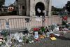 Mens muslimer i Saint-Etienne-du-Rouvray nægter af begrave den 19-årige muslimske terrorist, der i sidste uge dræbte en 86-årig præst og holdt seks personer som gidsler i en kirke, har Dansk Islamisk Begravelsesfond tilbud ham en gravplads i Brøndby. Men det er ikke et populært træk hos de danske politikere. Foto: Francois Mori/AP