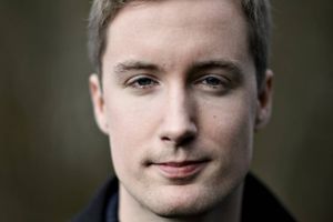 SF’s mest populære politiker blev taget i at snyde og holdt sagen hemmelig i mere end seks år, indtil han løftede sløret for sagen i »hudløst ærlig« bog. Nu viser det sig, at centrale oplysninger blev udeladt i bogen, mens andet ifølge en ekspert står »lodret forkert« og »helt i skoven«. Hovedpersonen afviser kritikken.