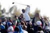 Tilskuere forsøger at få et foto og en video af Tiger Woods under lørdagens match ved Ryder Cup. Foto: AP