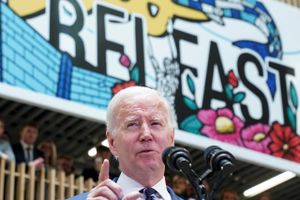 Midt i en politisk krise i Nordirland over brexit opfordrer Joe Biden til at komme videre og sikre freden. 