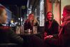 De fire gymnasieveninder Stine Gude-Schmidt (t.v.), Maria Louise Elgaard, Signe Rosengreen Nielsen og Signe Sofie Jørgensen var tirsdag eftermiddag på café i Vejle, hvorfra de kunne se byens borgmester blive interviewet om, at den nye politiskole kommer til byen. Foto: Benjamin Nørskov