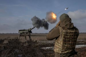 Danmark undersøger, om man kan hjælpe Ukraine, der mangler ammunition. Det siger fungerende forsvarsminister.