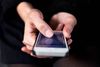 »Der sker ikke noget ved at bruge mobilen, mens det er koldt. Den løber hurtigere tør for strøm, men den skal nok få kapaciteten tilbage, når den bliver varm igen,« siger professor Poul Nordby fra DTU Energi. Foto: Janus Engel
