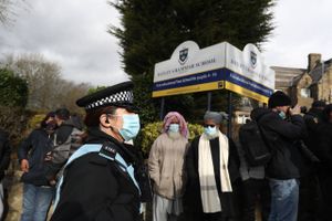 Vreden blandt muslimer i Storbritannien vokser, efter en lærer har vist en Muhammed-tegning. Politiet beskytter læreren på en hemmelig adresse, mens regeringen kritiserer muslimerne. 