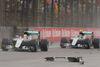 Mercedes-kørerne Lewis Hamilton og Nico Rosberg holdt i liv i kampen om Formel 1-titlen, da førstnævnte vandt et meget regnfuldt Formel 1-løb i Brasilien. Foto: Leo Correa/AP