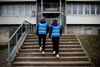 Esbjerg er ikke ene om en stor indsats med opsøgende arbejde i ramte kvarterer. Her er det Styrelsen for Patientsikkerhed, der hjælper til i indsatsen mod udbruddet i Odense-bydelen Vollsmose. Foto: Tim Kildeborg Jensen/Ritzau Scanpix
