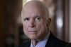 Senator John McCain kæmper mod hjernekræft, men har ikke sagt sit sidste ord. I ny bog langer han kraftigt ud efter Vladimir Putin, mens tonen er mildere over for Donald Trump. Foto: J. Scott Applewhite/AP