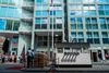 Det er slut med skuespillere, der poserer som soldater foran Checkpoint Charlie. Det har myndighederne i Berlin besluttet. Foto: John Macdougall/AFP