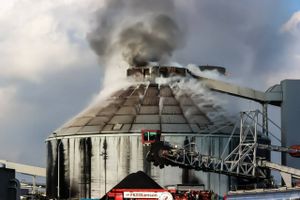 Tømningen af den brændende silo ved Studstrupværket forløber godt, og snart vil den sidste slagger være transporteret ud.
