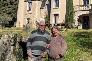 Karin Borup og Jesper Møller ville egentlig have haft et hus ved Den Franske Riviera, men endte med at købe et ægte torneroseslot midt i Frankrig. Nu er det også på slottet, de har deres arbejdsliv. 