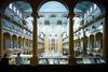 Bjarke Ingels’ arkitektur præsenteres ved en 250 meter lang søjlegang i National Building Museum. Foto: Matthew Carbone