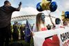 Aktivister ved Wembley Stadion i London, hvor BBC tirsdag aften afholdt afslutningsdebat i EU-valgkampen. Foto: Rune Aarestrup Pedersen.