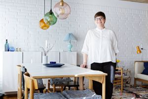 For mindre end prisen på en etværelseslejlighed i København købte Esther Hald Andersen en arkitekttegnet villa til sig selv og sine to børn. Huset er fra 1963 og ligger på den vej vest for Odense, hvor hun selv er vokset op. Hun kan lide den velbevarede 1960'er-stil, som hun også har indrettet sig i med møbler købt brugt.