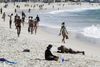 Brasilien åbnede i denne uge for internationale flyvninger til landets lufthavne, selv om coronapandemien fortsætter med at slå dystre rekorder i verdens femtestørste land. Copacabana i Rio kan derfor blive endnu mere befolket end den 28. juli, da dette billede blev taget. Foto: Ricardo Moraes/Reuters