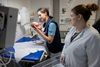 Barselsgangen AUH Skejby i Aarhus. På foto ses: sygeplejerske Nina Rosenbaum Skajaa, der tilser for tidligt fødte Ronja Brøndum Villadsen, mens forældrene Rikke Boch Brøndum og Kenneth Villadsen ser til. Foto: Casper Dalhoff.
