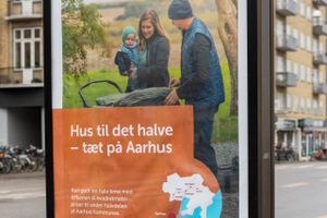Få det hele for det halve i Syddjurs, lokker en reklame på Banegårdspladsen i Aarhus. Det er led i en brandingstrategi til en halv mio. kr. forklarer pressechefen i Syddjurs. 