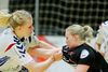 Team Tvis-spillerne sled og slæbte i den første finale mod FC Midtjylland. Her er det Kathrine Heindal, der har godt fat i Maibritt Kviesgaard, mens Ann Grethe Nørgaard ser til i baggrunden. Spørgsmålet er, om Holstebro-kvinderne kan finde ressourserne til at indhente FCM’s føring. Foto: René Schütze/Polfoto